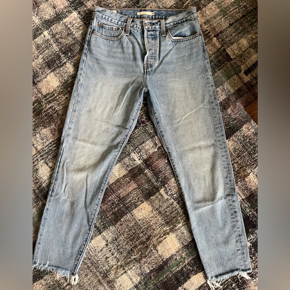 Levi’s light wash Wedgie Jeans with raw hem size 28